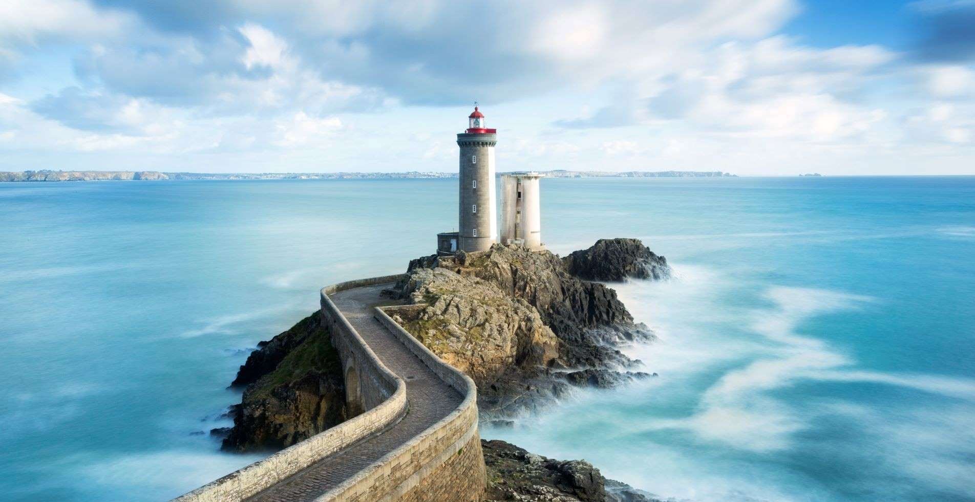 Paysage d'un phare sur un rocher dans la mer en Bretagne