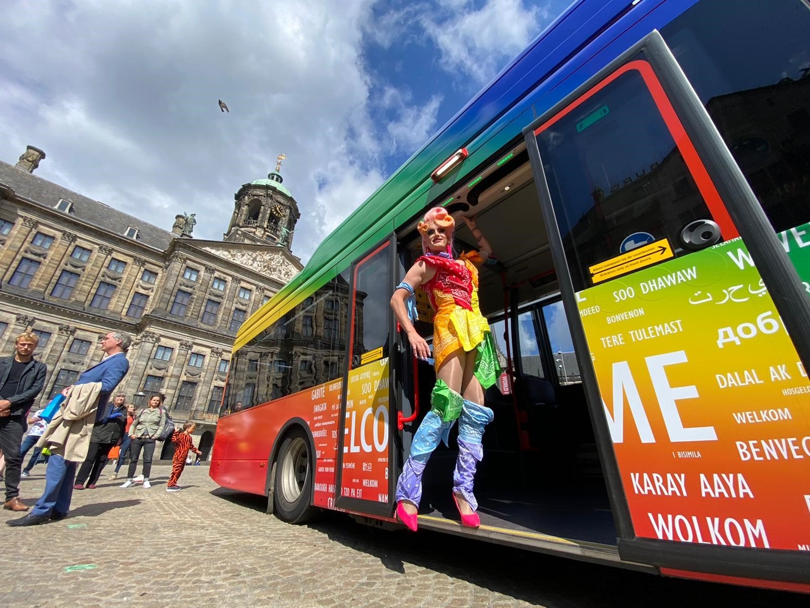 Vijf dodelijk krokodil Connexxion introduces rainbow buses in the Amsterdam region - Transdev, the  mobility company