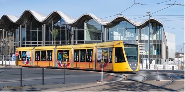 Tramway jaune du réseau Citura devant la nouvelle piscine UCPA Sport Station à Reims