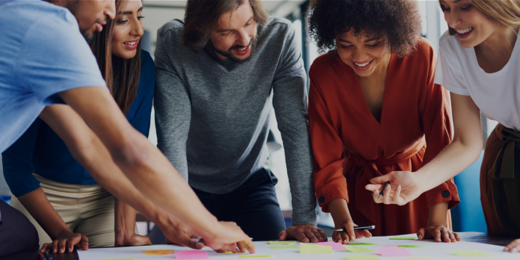 Groupe de jeunes qui travaillent autour d'une table