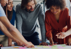 Groupe de jeunes qui travaillent autour d'une table