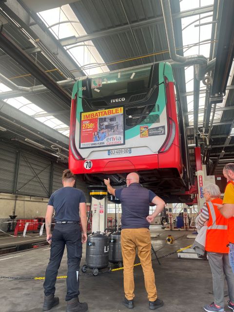 Bus Kiceo surélevé dans l'atelier