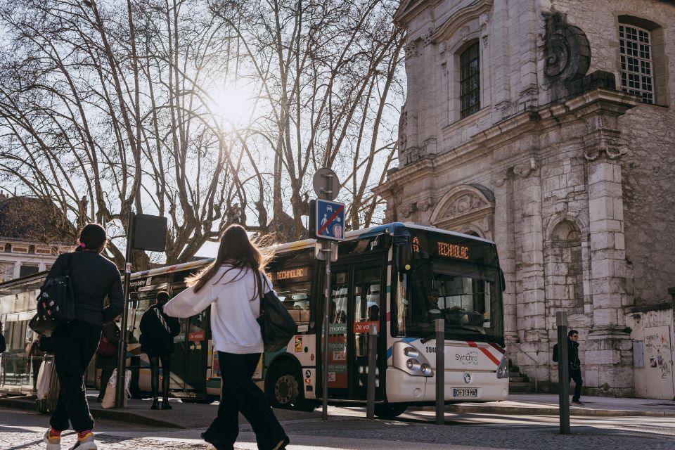 Bus Synchro CGrand Chambéry avec des piétons