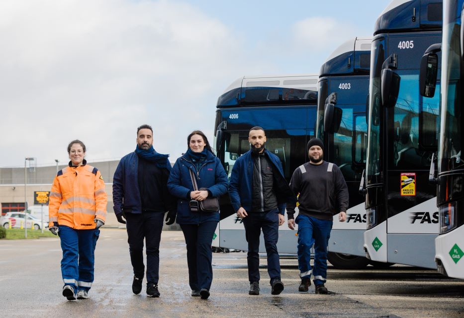 Salariés Transdev Rouen avec des bus