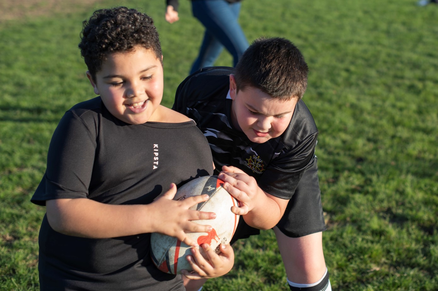 Enfants jouant au rugby