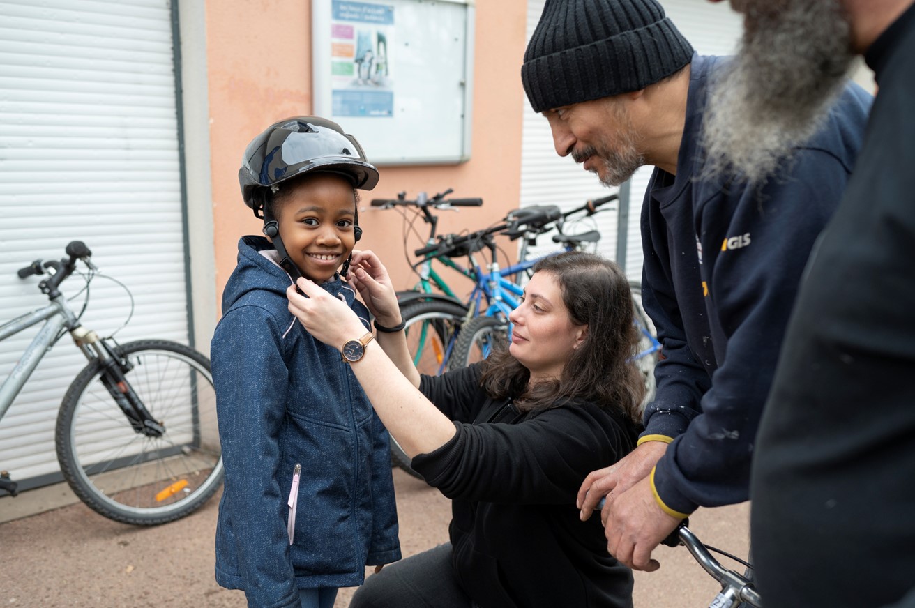 Un vélo pour tous, fille qui va faire du vélo