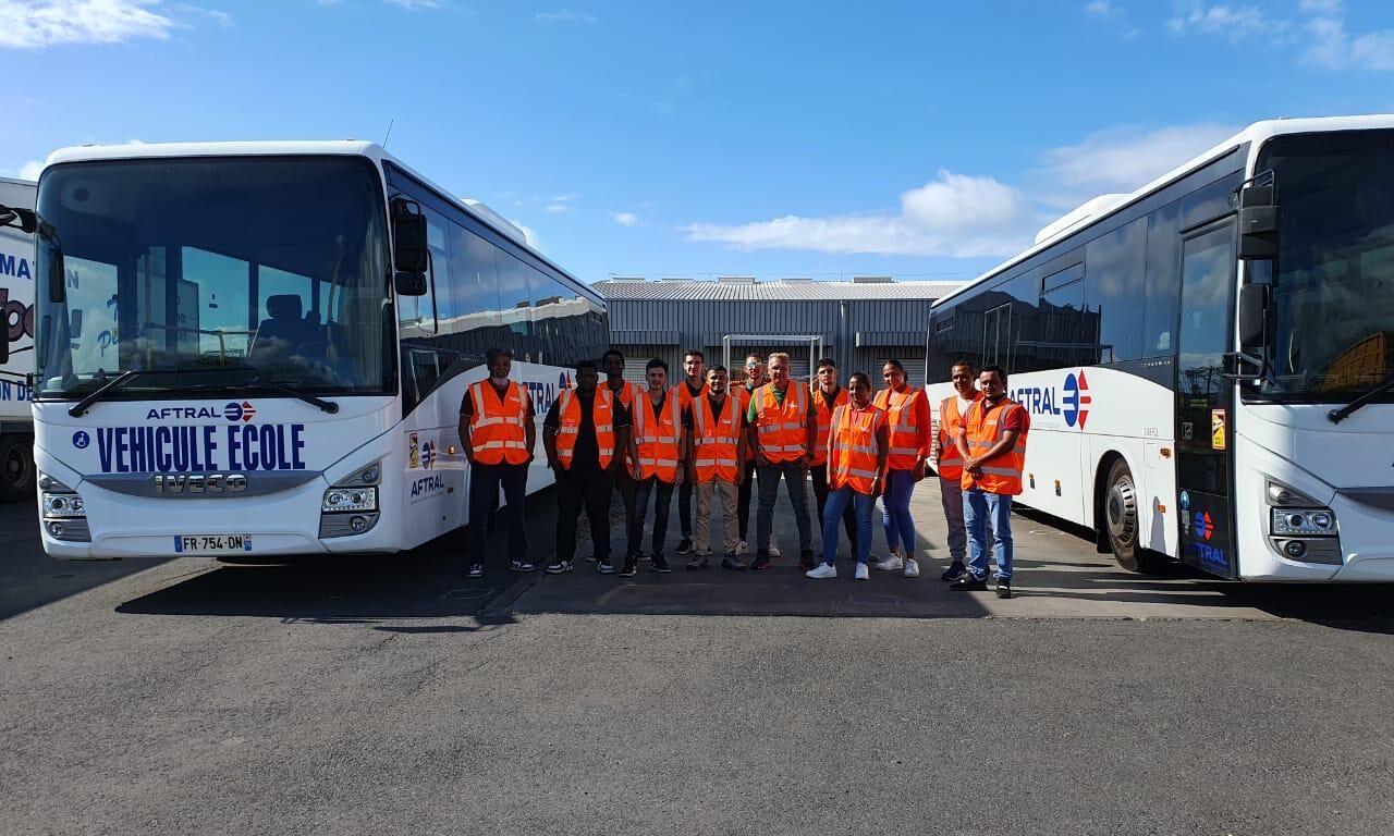 Photo de groupe devant des bus Stagiaires Formation Conducteurs Académie by Transdev à La Réunion