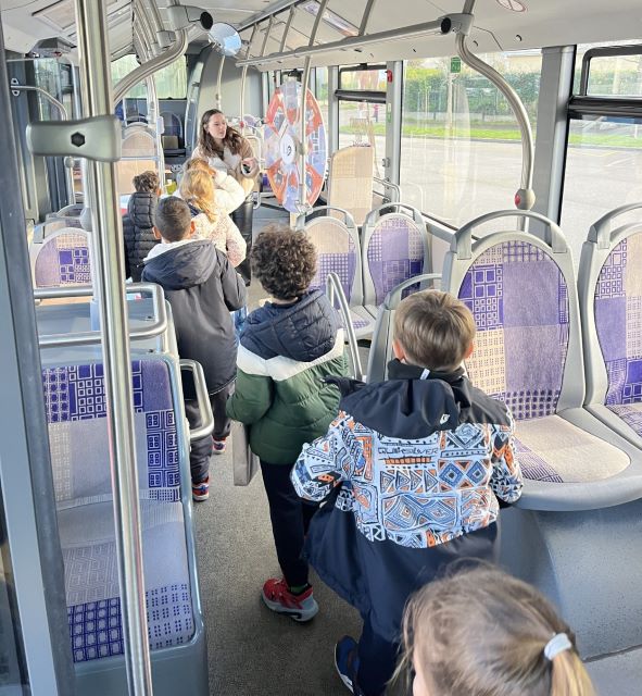 Enfants dans le bus du réseau LiA