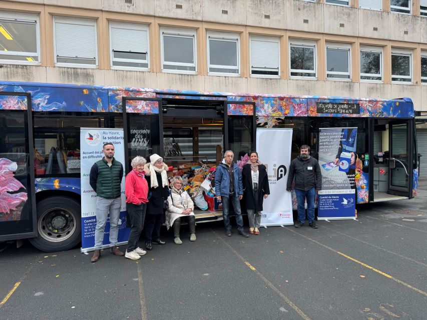 Réseau LiA et Secours Populaire pour Noël en face d'un bus LiA