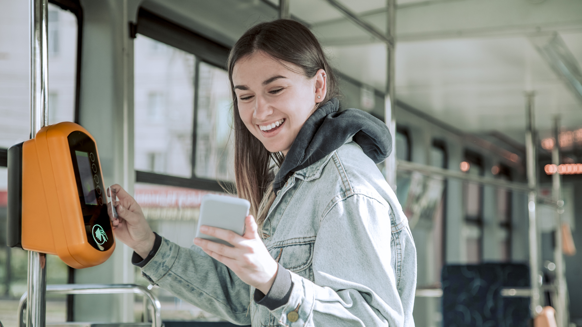 Femme dans le bus qui valide son titre de transport